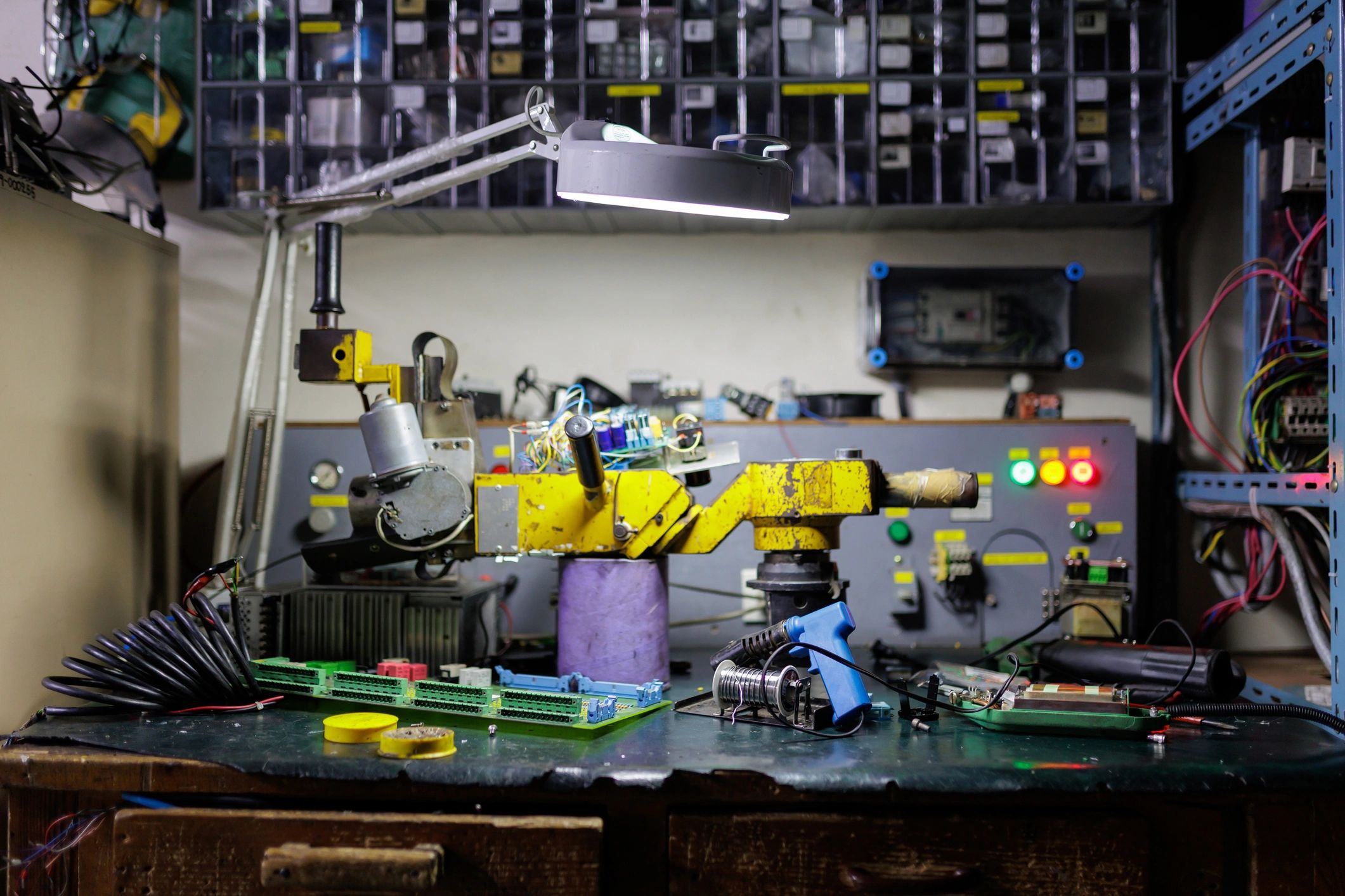 Elektronik atölyede devre ve ölçüm ekipmanları